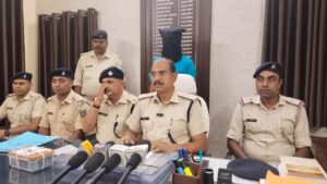 जमशेदपुर के गोलमुरी में रामदेव बगान गोलीकांड के मुख्य आरोपी शुभम कुमार को हथियार के साथ गिरफ्तार करती पुलिस।