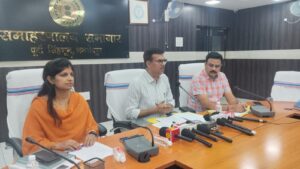 जमशेदपुर में मतदाता सूची पुनरीक्षण अभियान को लेकर प्रेस वार्ता करते उपायुक्त राजीव रंजन।