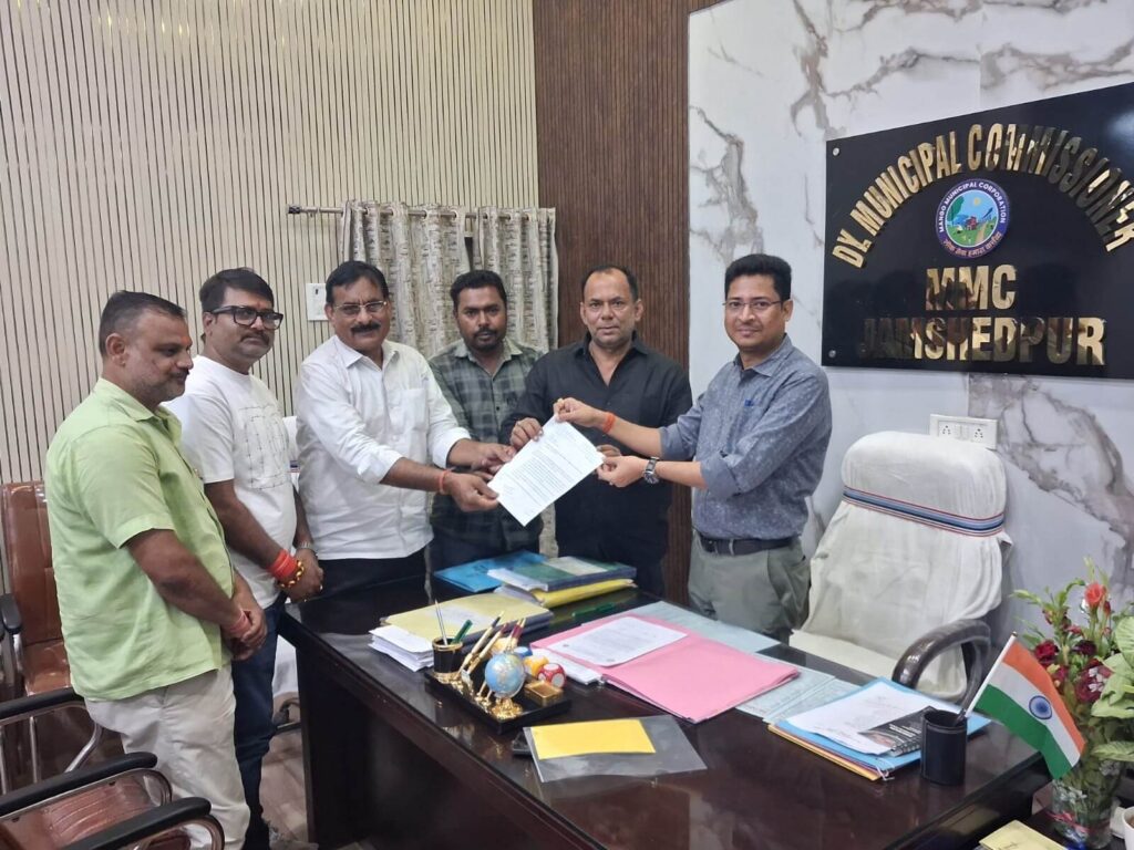 मानगो में बड़े नालों की सफाई को लेकर बैठक करते अधिकारी और जनप्रतिनिधि