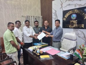 मानगो में बड़े नालों की सफाई को लेकर बैठक करते अधिकारी और जनप्रतिनिधि