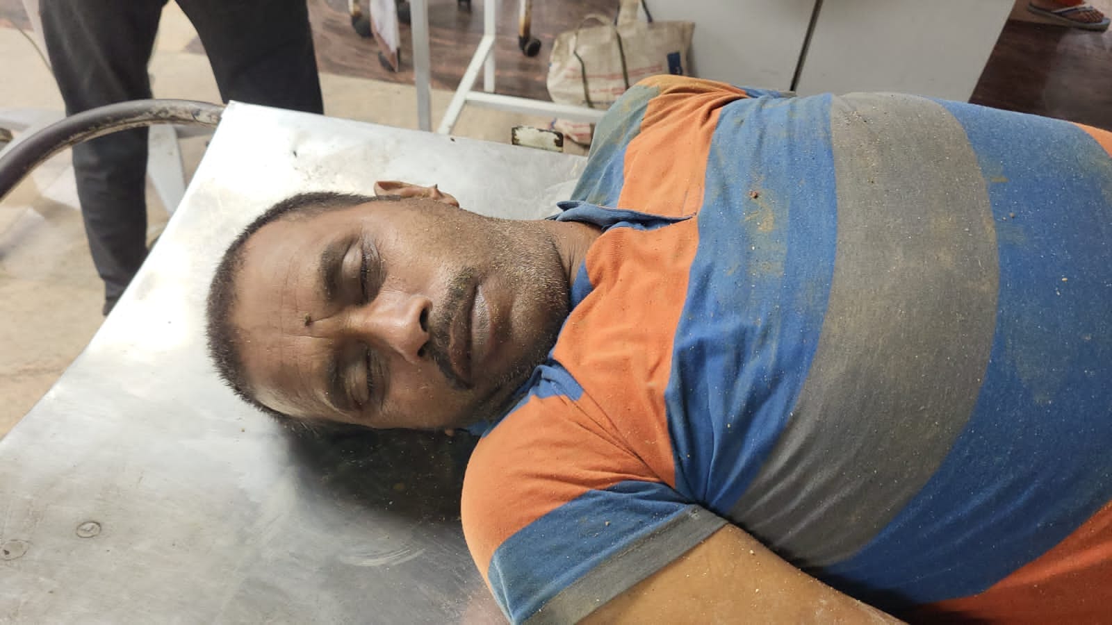 डिमना में पाइपलाइन कार्य के दौरान करंट लगने की घटना के बाद जांच करती पुलिस
