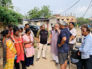 कुंज नगर में सफाई व्यवस्था का निरीक्षण करते विधायक सरयू राय